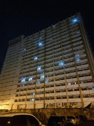 un grande edificio con luci blu di notte di SkyView Apartment By Kayu Lawang a Sunggal