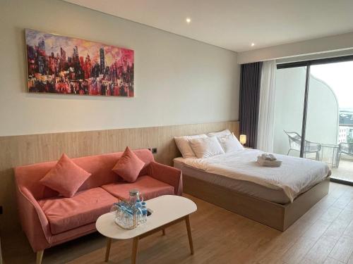 une chambre d'hôtel avec un lit et un canapé dans l'établissement Comzy Ha Long Homestay, à Hạ Long