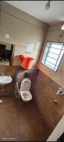 uma casa de banho com um WC e um lavatório em Quince mysore em Mysore