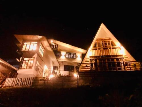 een groot wit huis 's nachts met verlichting bij Zangmo Lee Baam Rezay gangtok Sikkim in Gangtok