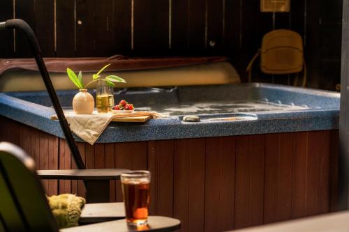 Φωτογραφία από το άλμπουμ του The Copper Bird Mid Century Hot tub Arcade Gameroom Rock Climbing wall σε Gatlinburg