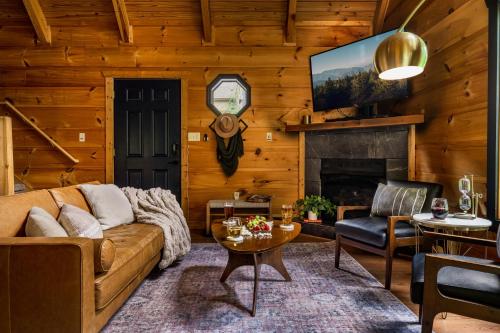 Χώρος καθιστικού στο The Copper Bird Mid Century Hot tub Arcade Gameroom Rock Climbing wall