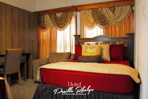 1 dormitorio con 1 cama y escritorio en una habitación en Hotel Pasillo Rholyn, en Antigua Guatemala