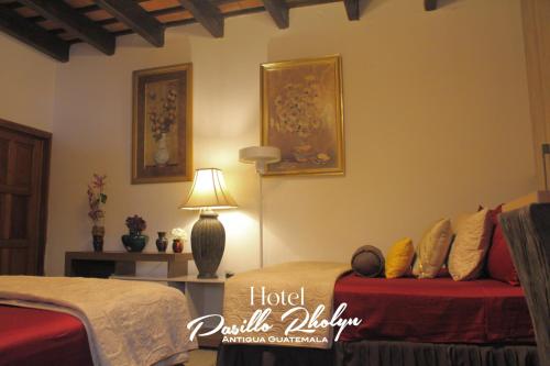 sala de estar con sofá y lámpara en Hotel Pasillo Rholyn, en Antigua Guatemala