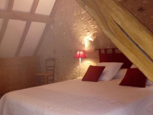 um quarto com uma cama branca e um candeeiro vermelho em Gîte Paulmy, 4 pièces, 7 personnes - FR-1-381-321 em Paulmy