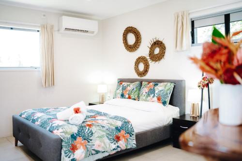 1 dormitorio con 1 cama con colcha azul y blanca en Tai Marino - Beach Bungalows, en Amuri