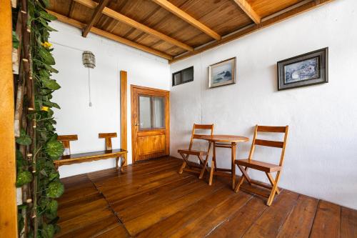 ein Esszimmer mit einem Tisch und Stühlen in der Unterkunft La Peregrina Galapagos B&B in Puerto Ayora