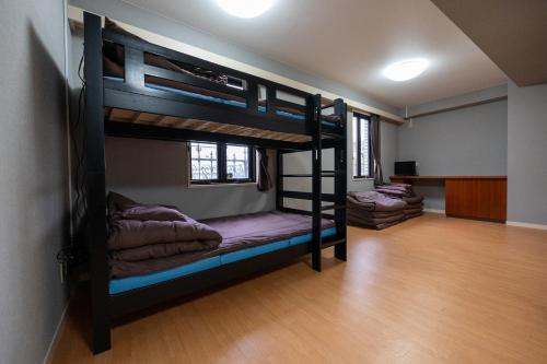 Двухъярусная кровать или двухъярусные кровати в номере ユースホステルソノママ