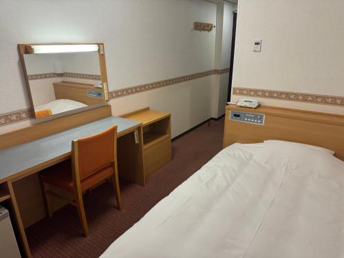 防府市にあるホテルアルファーワン防府の小さな部屋(ベッド1台、鏡付)