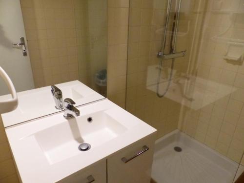 ein Bad mit einem Waschbecken und einer Dusche in der Unterkunft Appartement Arfeuilles, 3 pièces, 4 personnes - FR-1-489-266 in Arfeuilles