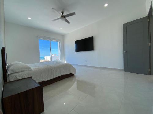 Televízia a/alebo spoločenská miestnosť v ubytovaní Casa Coco - Luxury 2 story home with salt water lagoon front