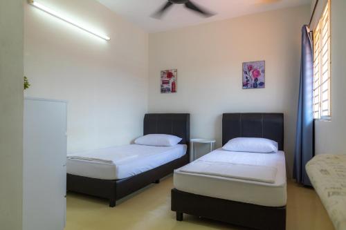 Habitación con 2 camas en una habitación en Adno Homestay Seroja#3BR#5 Single#IKEA#High Speed Wifi#5pax, en Simpang Ampat