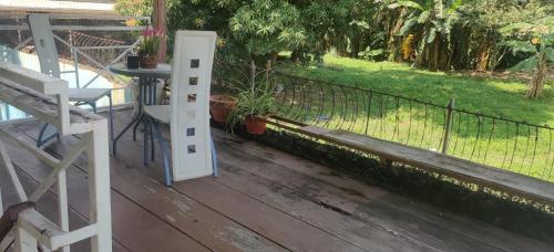 a porch with a fence and a table at Apartamento de tranquilidad. in La Ceiba