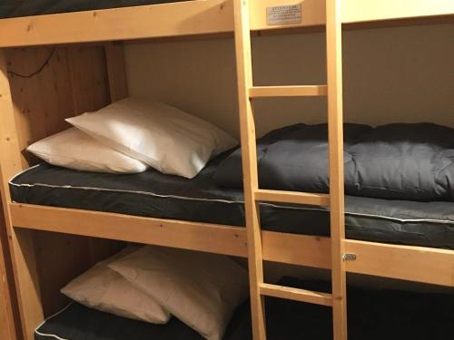 quelques lits superposés dans une chambre dans l'établissement Studio lumineux 4 pers, proche pistes, balcon sud - FR-1-346-572, à Bourg-Saint-Maurice