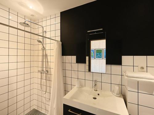 bagno bianco con lavandino e doccia di Maison Ars-en-Ré, 4 pièces, 6 personnes - FR-1-434-111 ad Ars-en-Ré