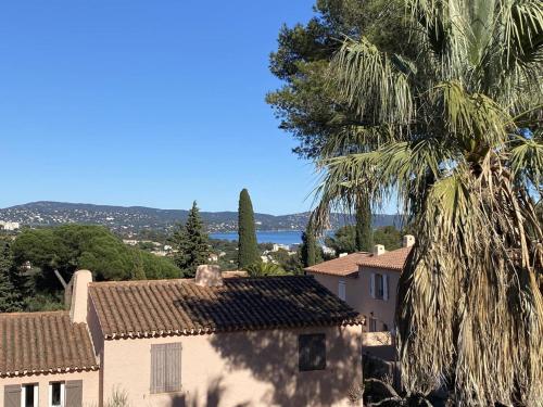 Mazet rénové avec piscine, tennis, 2 terrasses à Cavalaire-sur-Mer. - FR-1-100-333