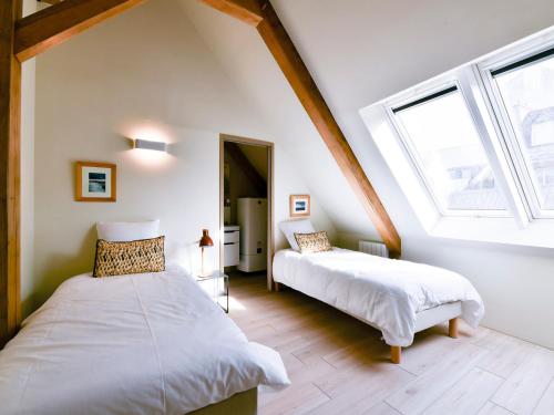 een slaapkamer met 2 bedden en een raam bij Appartement Le Palais, 4 pièces, 8 personnes - FR-1-418-240 in Le Palais