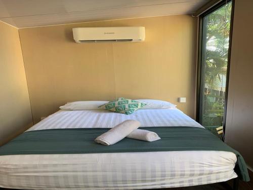 A bed or beds in a room at Cardwell by the Sea