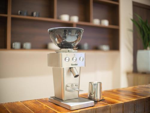 a mixer sitting on top of a wooden table at Lingxi Riverview Boutique Homestay - Phoenix Ancient Town in Fenghuang