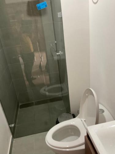 a bathroom with a toilet and a glass shower at Apartamento en Retiro in El Retiro