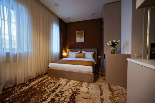 una camera da letto con un letto e una finestra di The House Hotel Yerevan a Yerevan