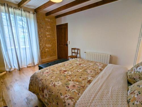 Ένα ή περισσότερα κρεβάτια σε δωμάτιο στο Maison spacieuse avec piscine chauffée, jardin clos, terrasses, cheminée, et équipements bébé inclus. - FR-1-653-183