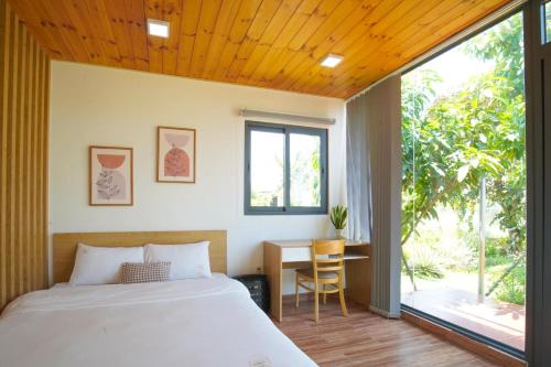 Un pat sau paturi într-o cameră la Hana Villa Long An