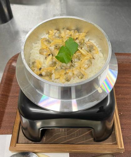 a pot of food sitting on top of a table at ホテルコスタリゾート飯能 in Hannō