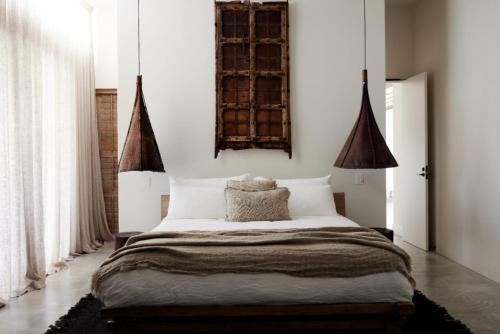um quarto com uma cama grande e paredes brancas em Villa Riad em Ewingsdale