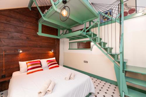 1 dormitorio con 1 cama y escalera verde en FIGA apartment, en Split