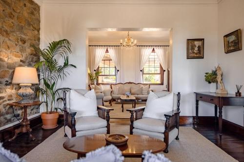 a living room with chairs and a table at Eagles Nest Milton in Milton