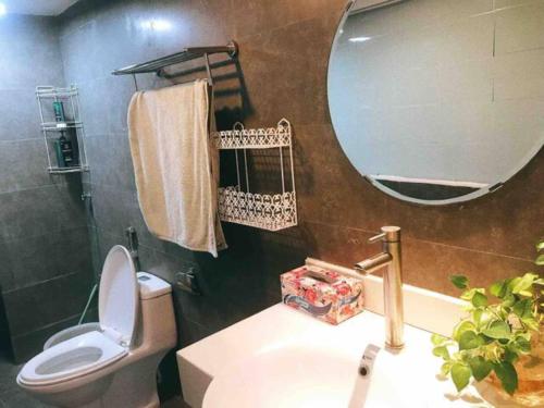 ein Badezimmer mit einem WC, einem Waschbecken und einem Spiegel in der Unterkunft Green balcony full of natural light 97 p401 in Hanoi