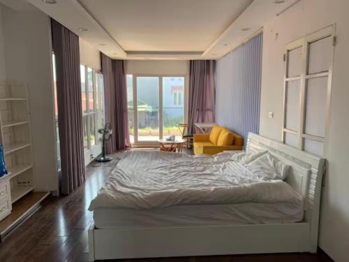 ein Schlafzimmer mit einem großen Bett und ein Wohnzimmer in der Unterkunft Green balcony full of natural light 97 p401 in Hanoi
