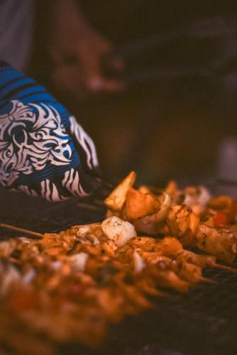 un piatto di cibo con forchetta e pizza di Stamps Backpackers a Chiang Mai