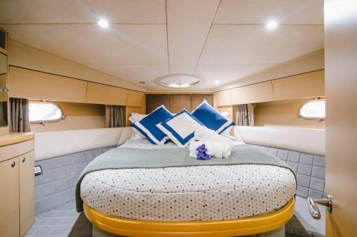 una cama en medio de un barco en Jelly Bear, en Ban Bang Khu