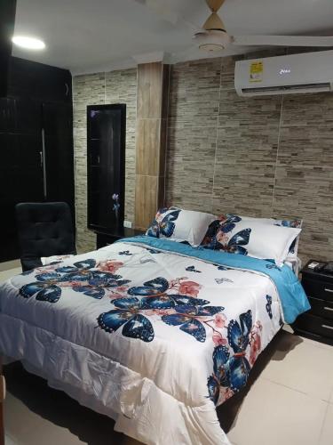 a bedroom with a large bed in a room at Apartamento frente al castillo San Felipe in Cartagena de Indias