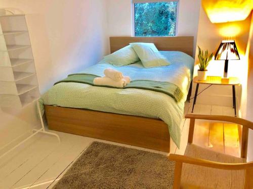 um quarto com uma cama com uma toalha em The Loft - Bright apartment centre St Ives sleep 4 em St. Ives