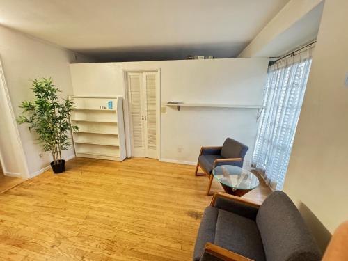 uma sala de estar com duas cadeiras e uma mesa em Cozy Home in Prime Location em Monterey Park