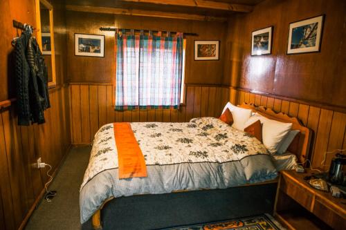 1 dormitorio con 1 cama en una habitación en Mountain Lodges of Nepal - Thame, en Thāmi