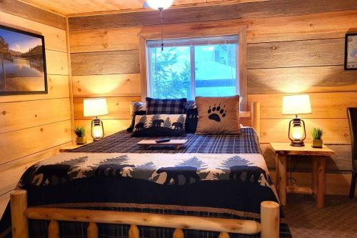ein Schlafzimmer mit einem Bett mit zwei Lampen und einem Fenster in der Unterkunft Sequoia Splendor in Wilsonia