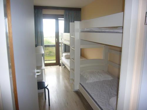 een kamer met een stapelbed in een kamer met een raam bij Apartment Magnum 2 in Middelkerke