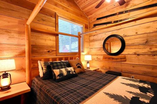 a bedroom with a bed in a log cabin at Sequoia Splendor, inside Kings Canyon NP by Visitors Center in Wilsonia