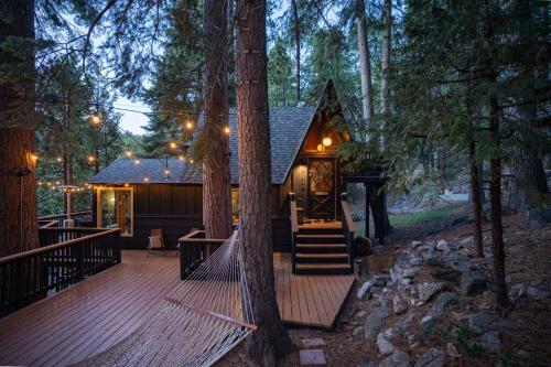 Cabaña en el bosque con terraza de madera en Mid-Century Cabin Perfect for Romantic Getaway, en Running Springs