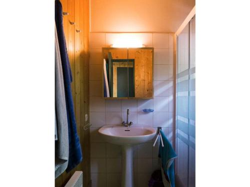 un baño con lavabo y espejo en Holiday home for 6 people, en Lacanau