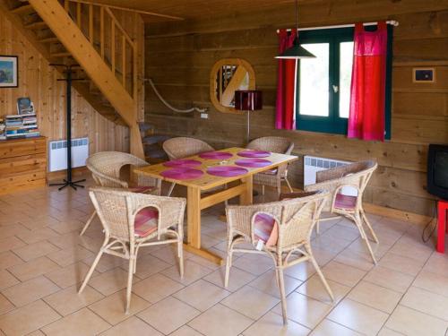 une salle à manger avec une table et des chaises dans l'établissement Holiday home for 6 people, à Lacanau