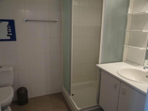 ein Bad mit einer Dusche, einem WC und einem Waschbecken in der Unterkunft Seasight A0303 with sea view in Nieuwpoort