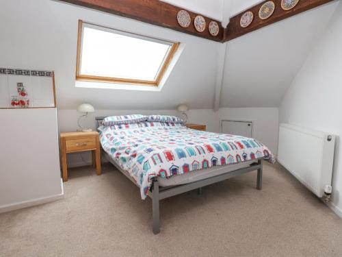 1 dormitorio con cama y ventana en Dragon's Den en Chester