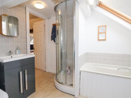 La salle de bains est pourvue d'une douche et d'un lavabo. dans l'établissement Dragon's Den, à Chester