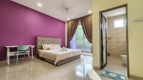 La Belle Maison 12 @ Gurney Kelawai/Pulau Tikus/Georgetown في جورج تاون: غرفة نوم بجدران ارجوانية وسرير وطاولة