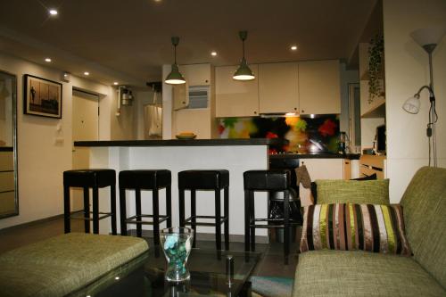 uma sala de estar com mesa e cadeiras e uma cozinha em Apartment Classic Deco em Zagreb
